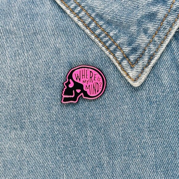 ⭐NEW enamel pin brooch off skull that says WHERE IS MY MIND? Overthinkers mental - Picture 1 of 7